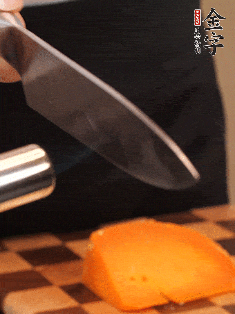 間隔擺上哈密瓜、奶酪、迷迭香、核桃仁