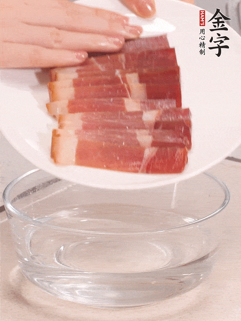 鴨腿冷水下鍋，加姜片、料酒焯水