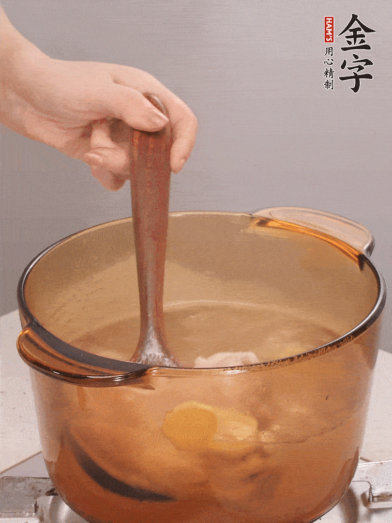 鴨肉、白果、火腿、生姜一起放入砂鍋，清水沒過食材，大火燉煮1小時