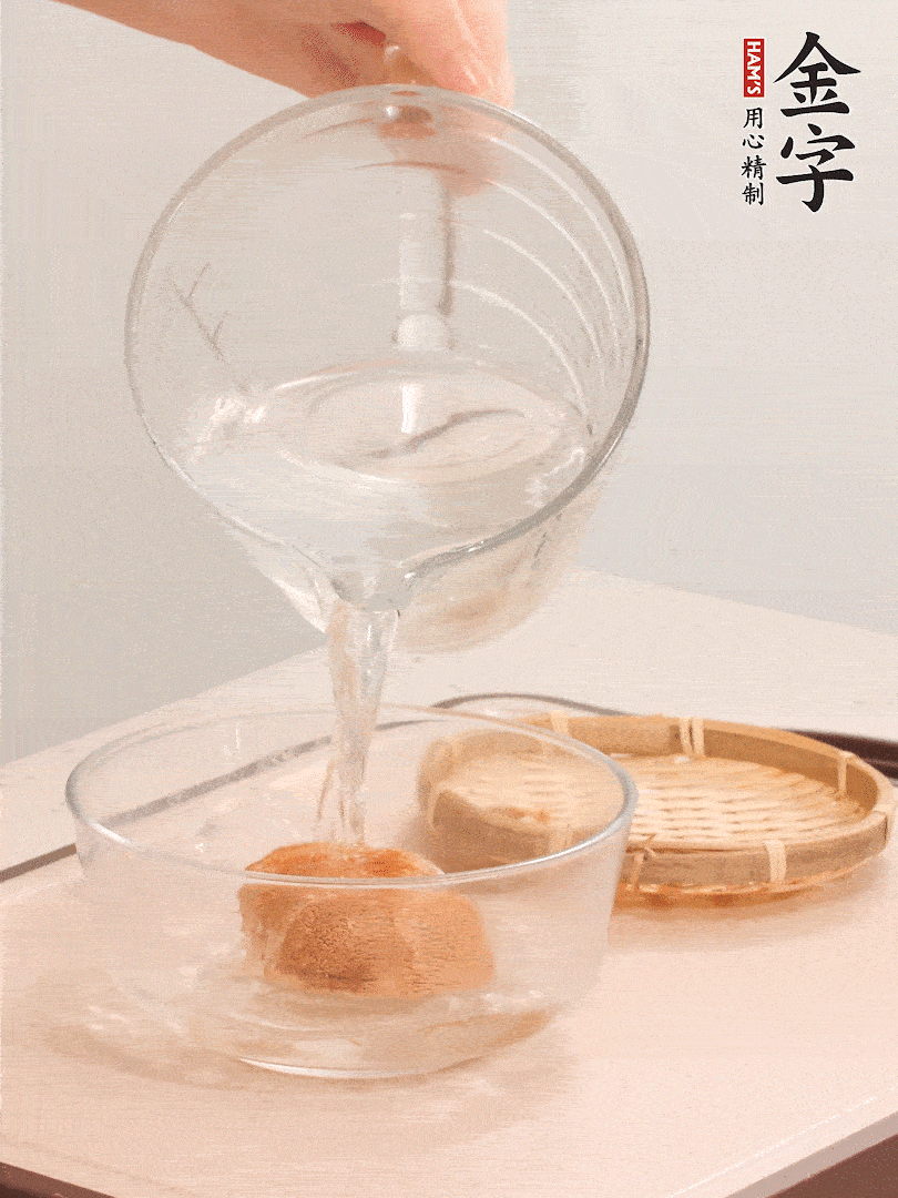 猴頭菇至少泡發(fā)半小時，將浸泡后的黃水擠干；