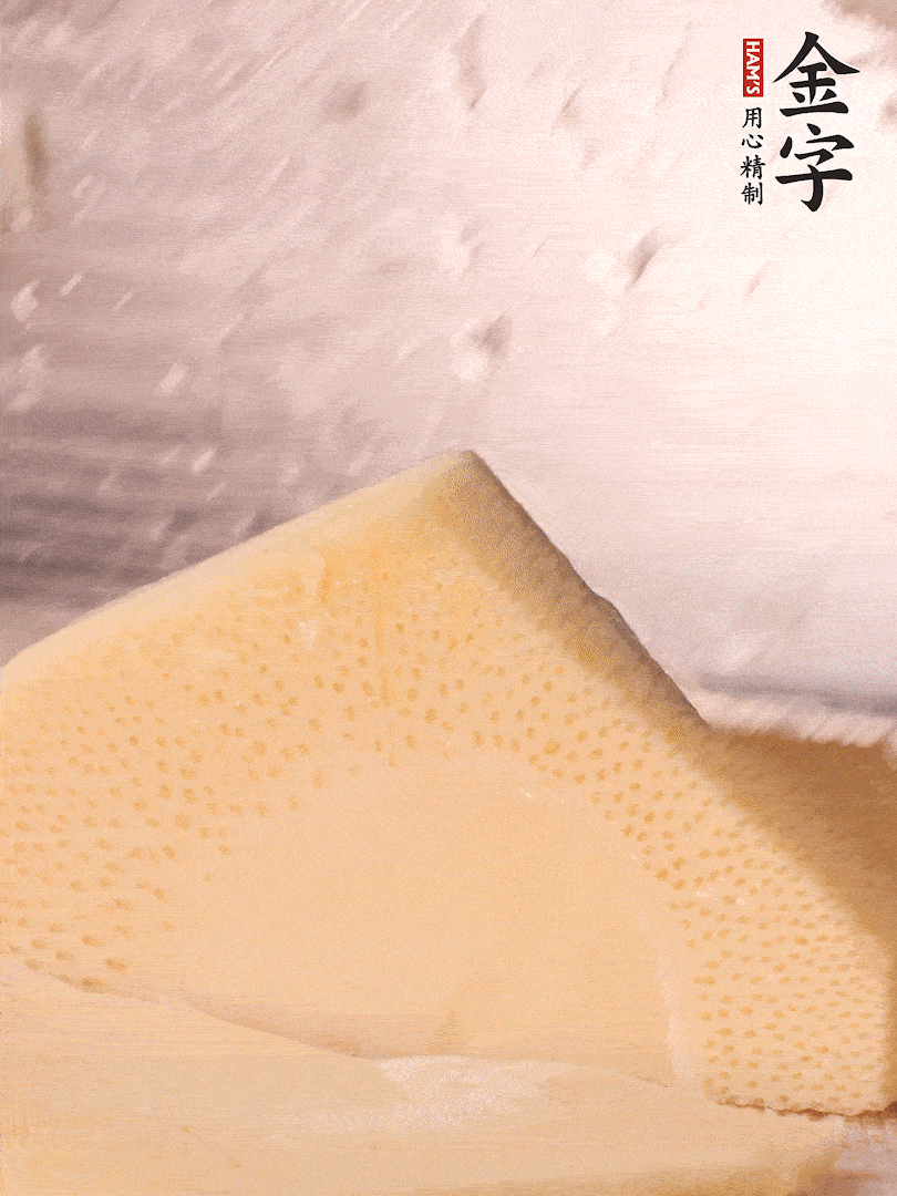 冬筍處理干凈，切滾刀塊，開(kāi)水焯燙去除澀味