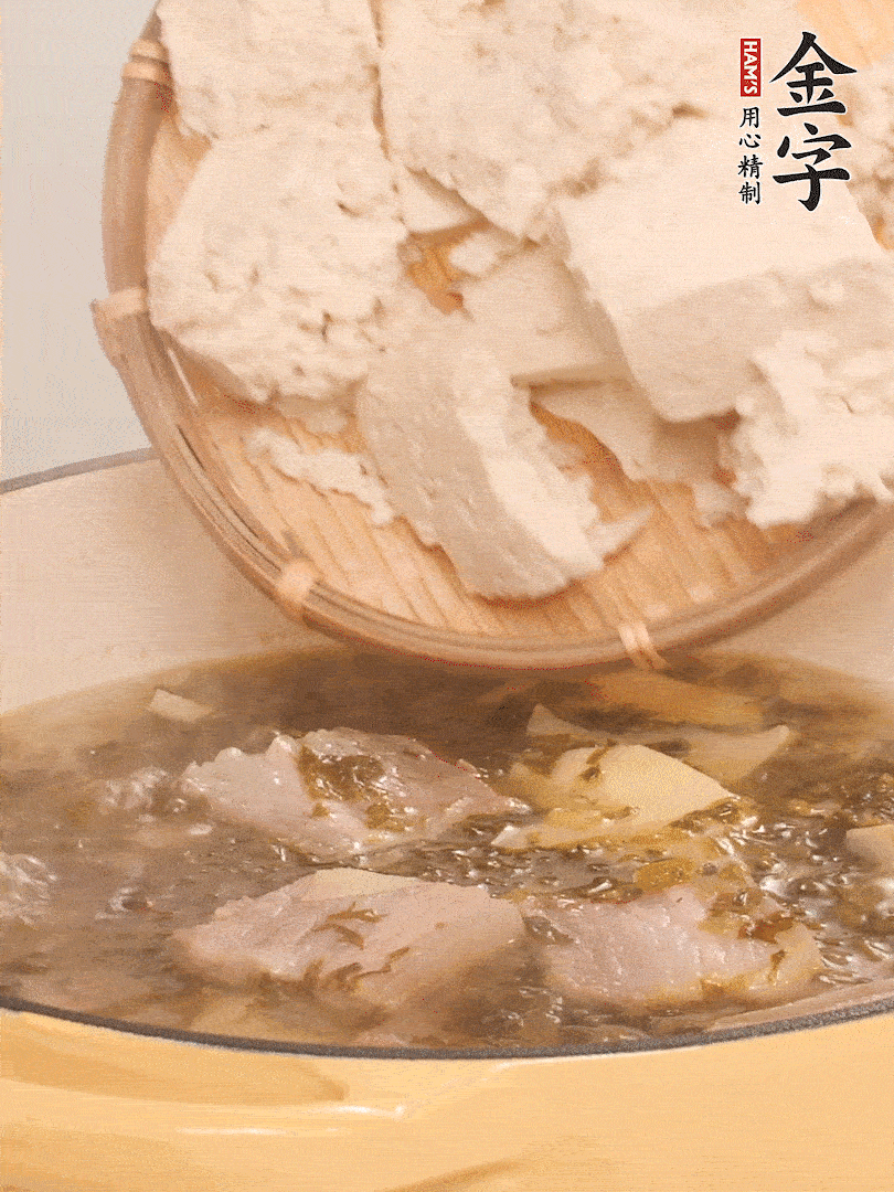 往鍋里加入一倍的水，加豆腐