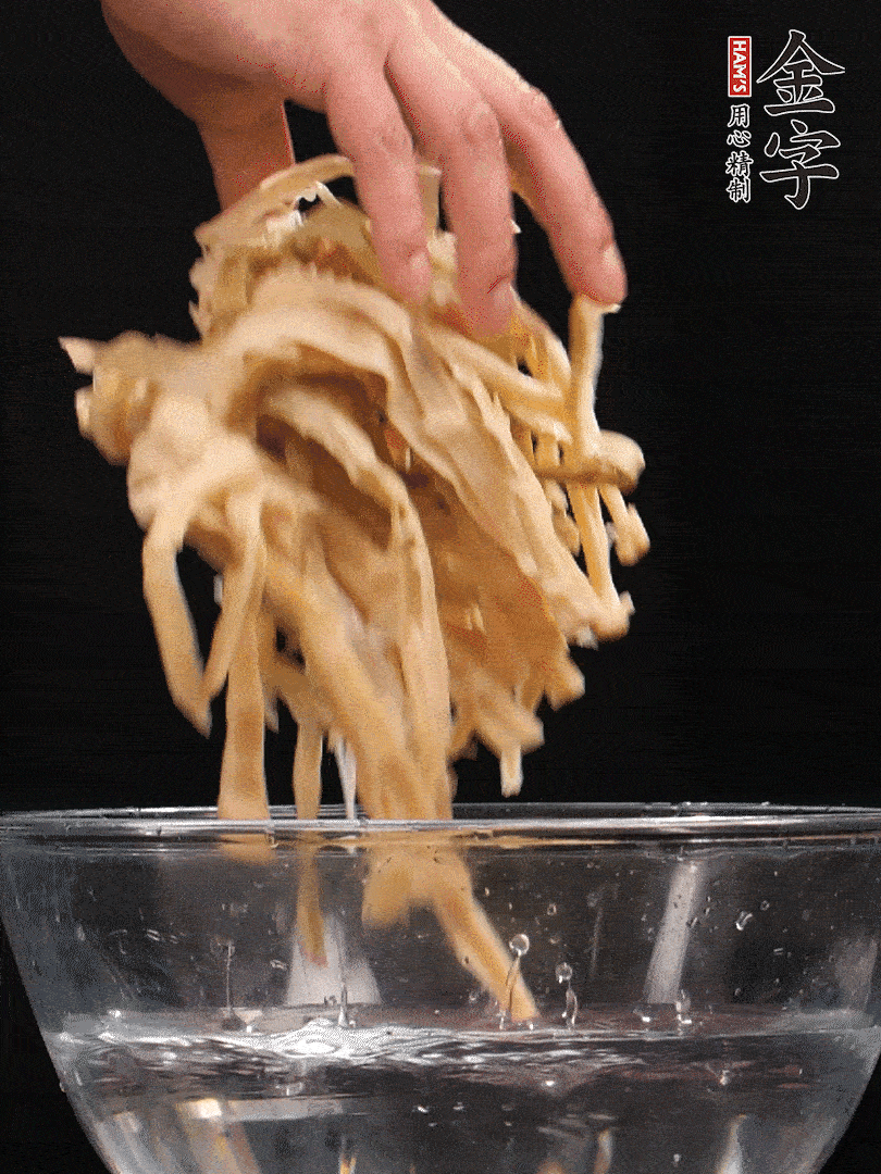 天目山筍干1把，清洗表面鹽分，用手撕成長條