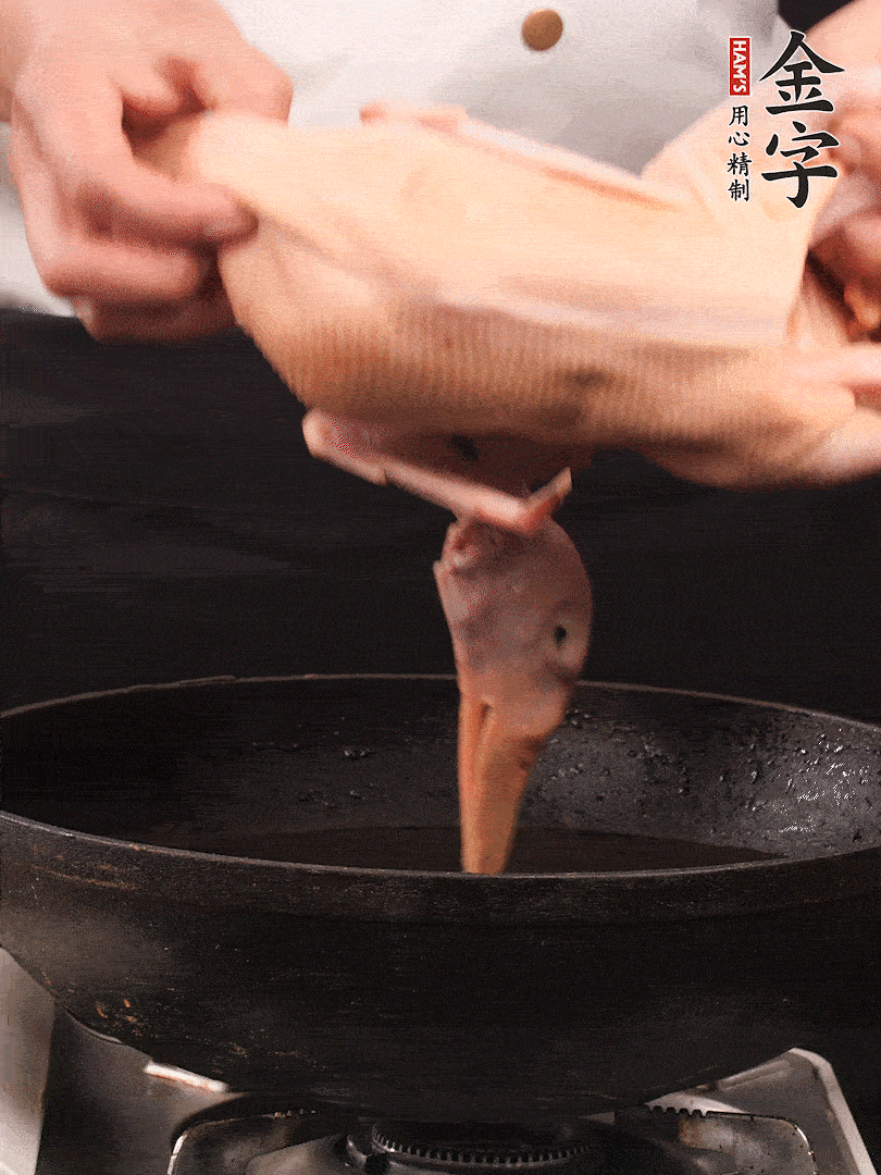 處理干凈的老鴨1只，黃酒小半碗，姜幾片，一起放入冷水，煮沸焯水3分鐘，去除血沫