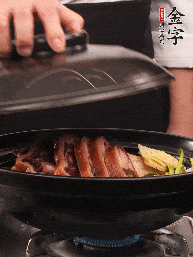 砂鍋蓋蓋子密封，大火燒開后轉(zhuǎn)小火，燜煮2小時