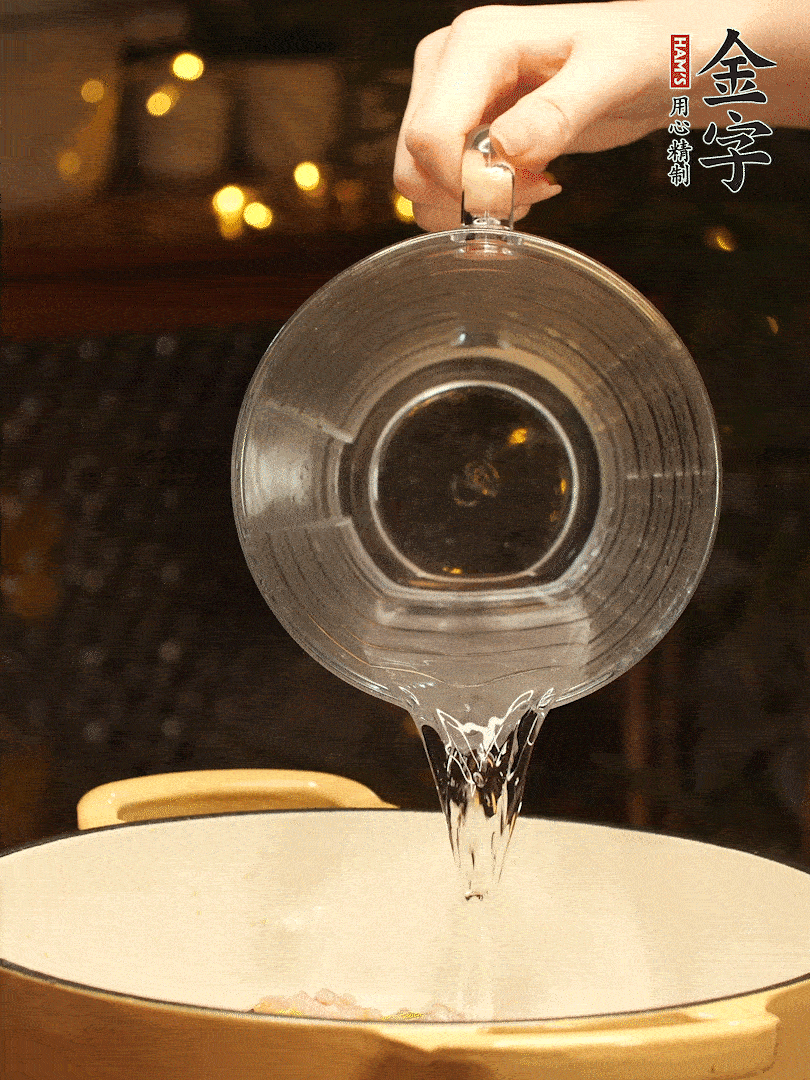 加入120ml水，蓋上蓋子燜幾分鐘撒上蔥花，美美的擺個盤~