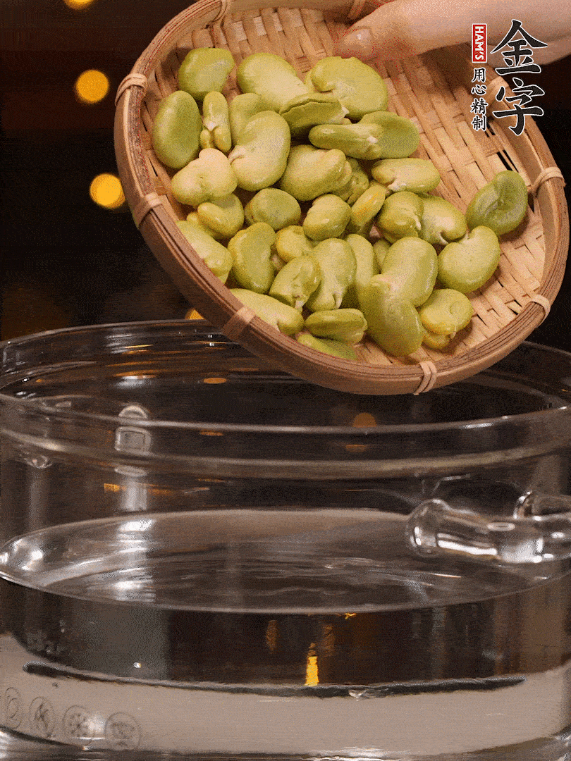 蠶豆剝殼，一起放入鍋中開(kāi)水焯2分鐘去澀