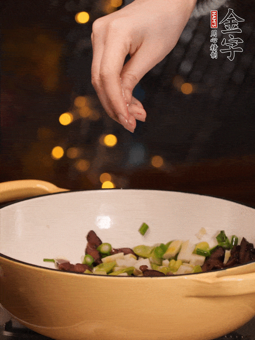 可以加點(diǎn)點(diǎn)水，再加菜苔，加點(diǎn)鹽、味精調(diào)味