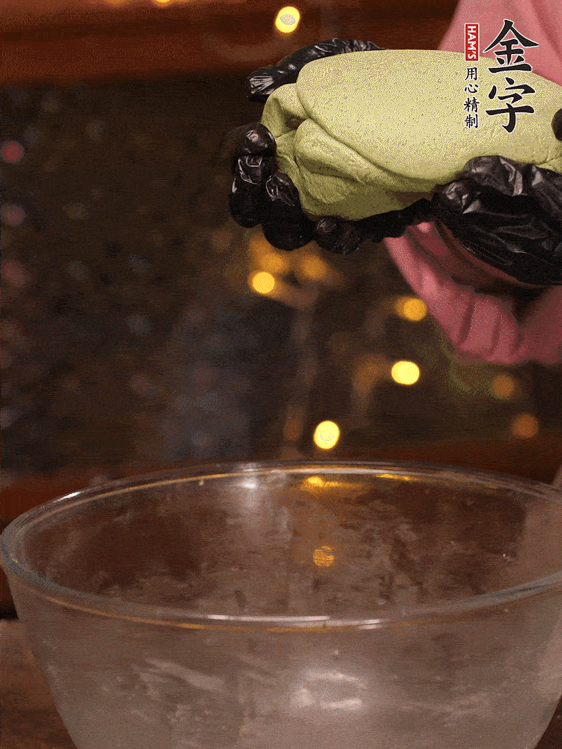 清明粿粉，分次加艾草泥，加點油揉2分鐘，揉到面團(tuán)光滑，醒發(fā)一下