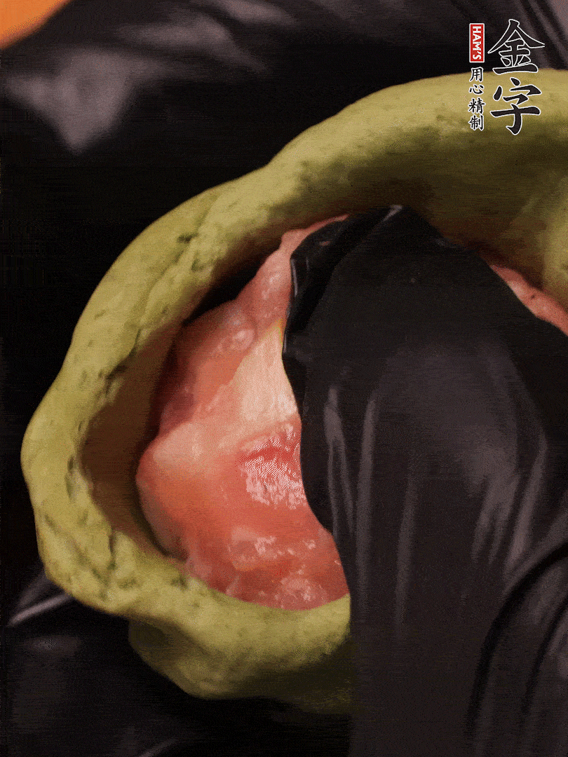 切成小劑子，中間壓個坑，做成碗狀，虎口慢慢收口