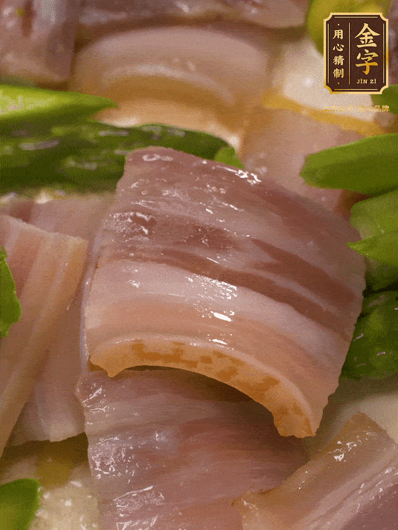 依次下蠶豆、蘆筍、白蘑菇翻炒均勻