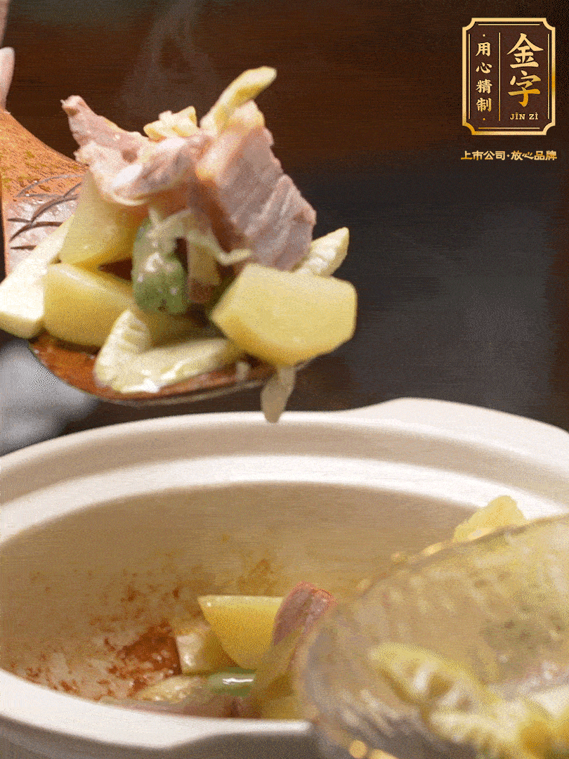 煸出咸肉脂香，再下筍丁、蠶豆。呈出