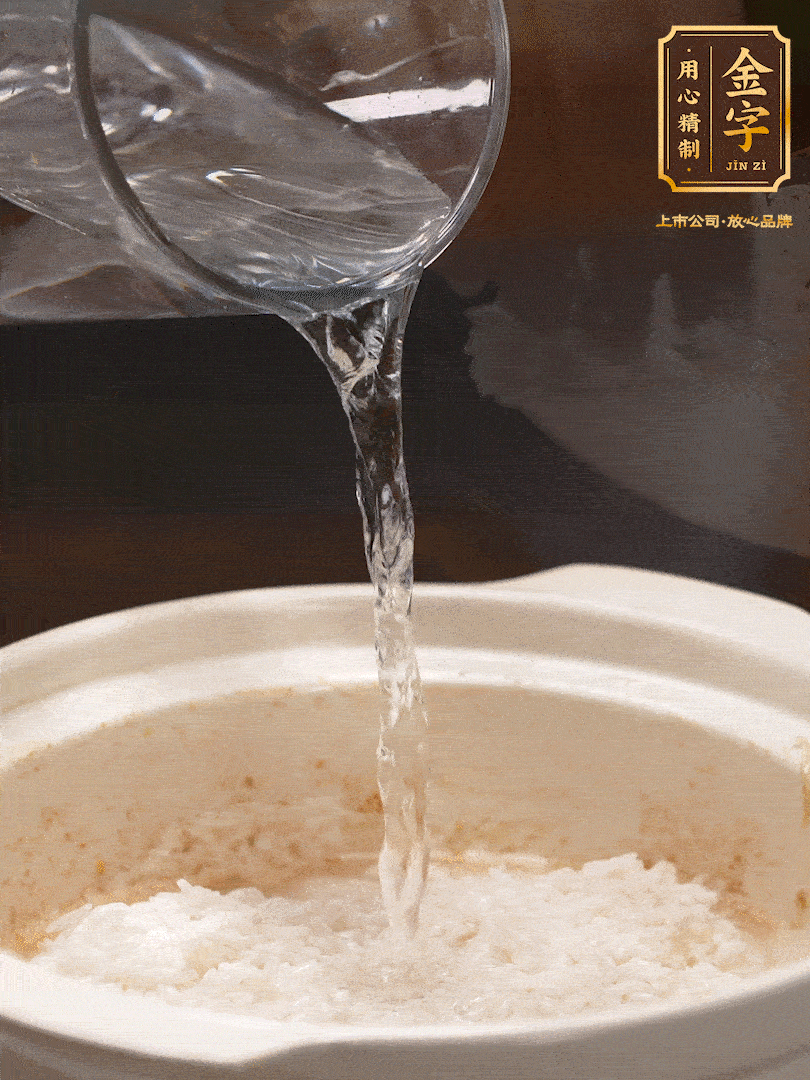 將泡好的米，加水一指，煮至沸騰