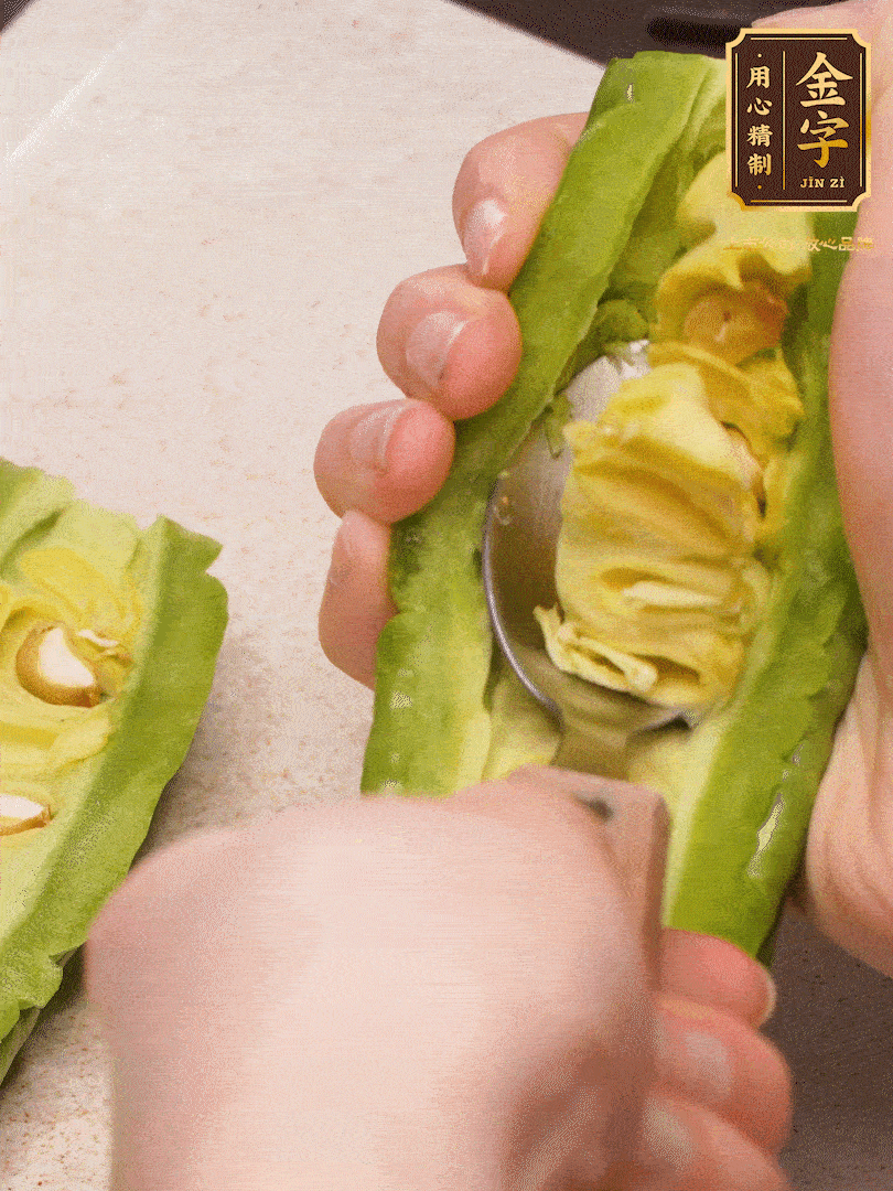 苦瓜從中間切開，把里面的瓢和籽全部挖干凈