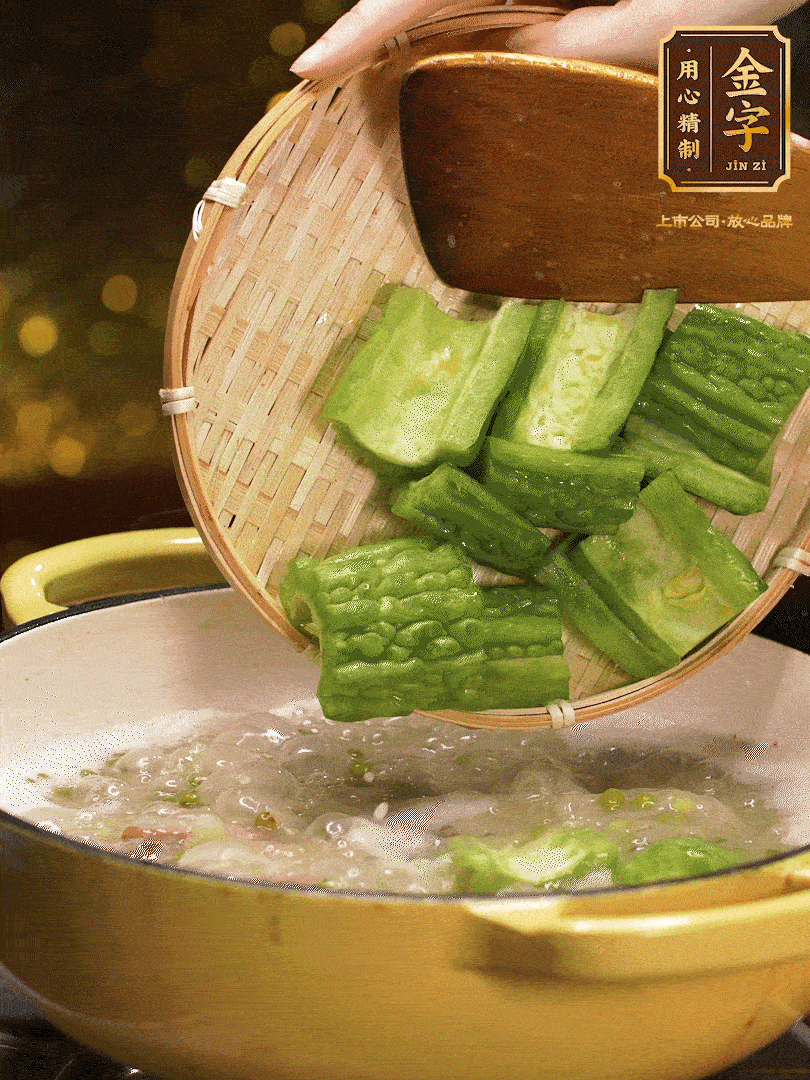 最后在放苦瓜燒開，放一點(diǎn)點(diǎn)調(diào)味糖，燉煮20分鐘