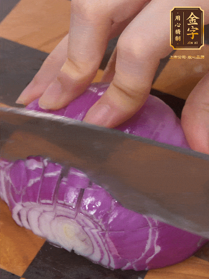 洋蔥切碎、土豆切丁