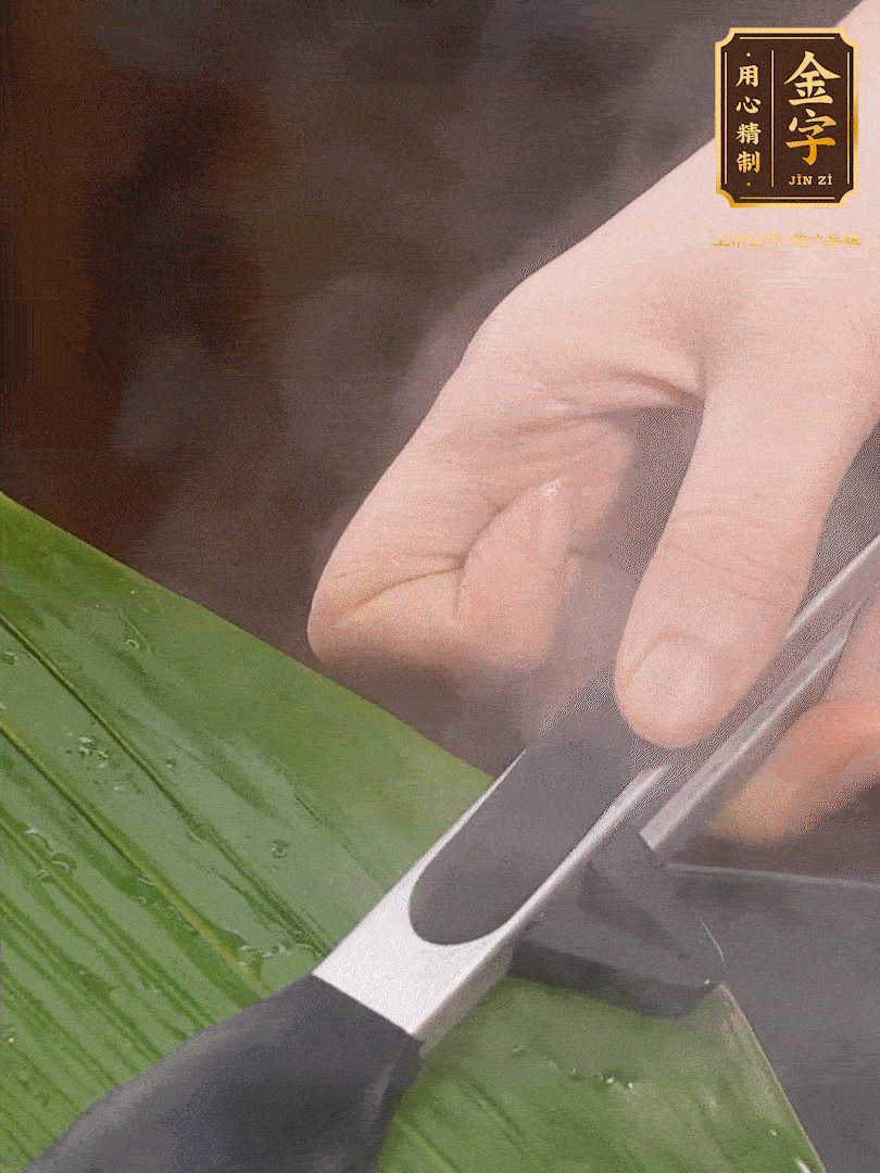 新鮮粽葉洗凈，用開(kāi)水煮一下，讓粽葉更有韌性不易裂。