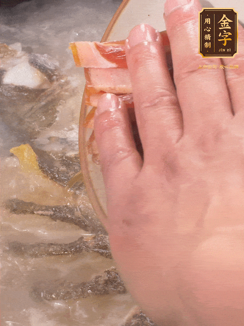 將煎好的魚，倒入三大碗開水。大火煮開后放入1個(gè)蔥結(jié)、2片姜片和1勺料酒和火腿片