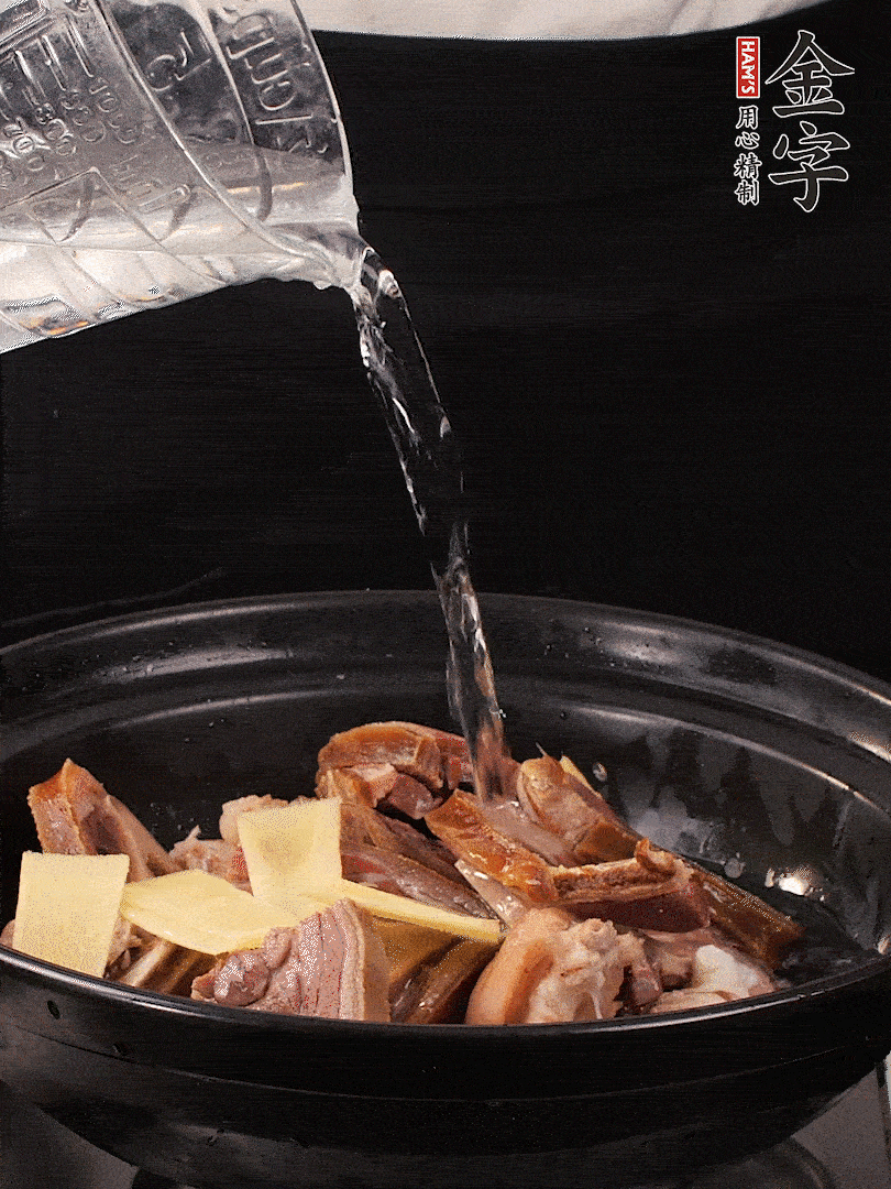 火腿、豬腳放到大砂鍋里，黃酒提鮮，蔥姜去腥，加2kg純凈水沒過食材。水一定要放足，中途最好不能加水