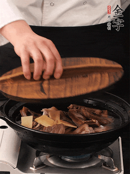 大火煮到沸騰后，轉(zhuǎn)中小火慢燉1個半小時。