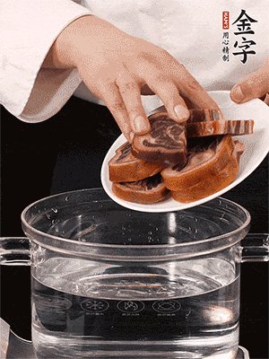 一包200g的金字火腿蹄片恰好搭配一個新鮮豬爪（豬腳）。都先加蔥姜、料酒焯水一遍，把血水清除后燉出來才能更清澈不油膩。