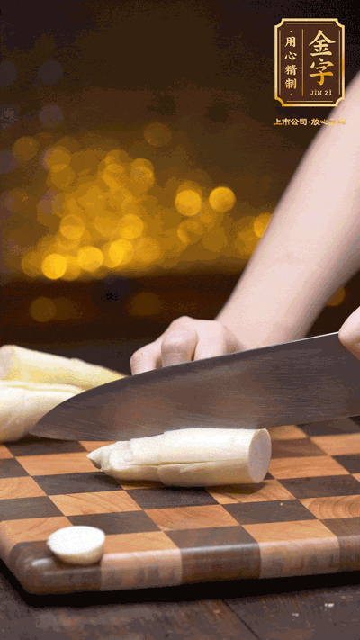 茭白剝?nèi)ネ馄?，去掉根部老硬部分，洗凈切滾刀塊