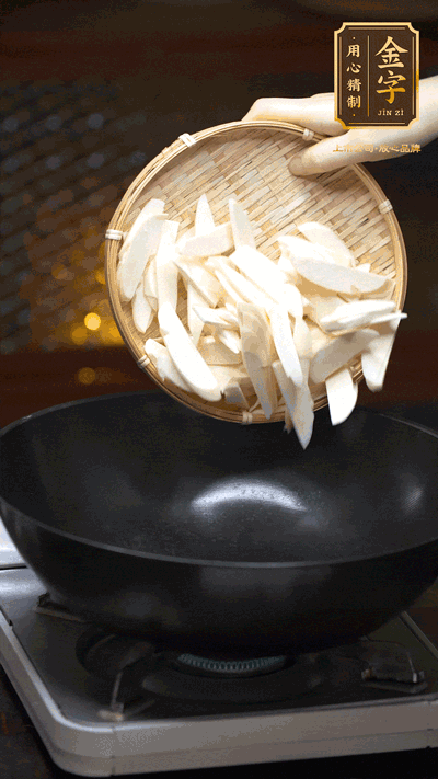 油至5成熱，下茭白塊翻炒，慢慢煎炒至表面微微焦黃