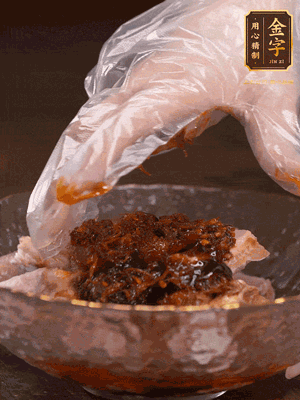 排骨用1勺蠔油、1勺醬油、1勺金字火腿XO醬抓勻腌制半小時