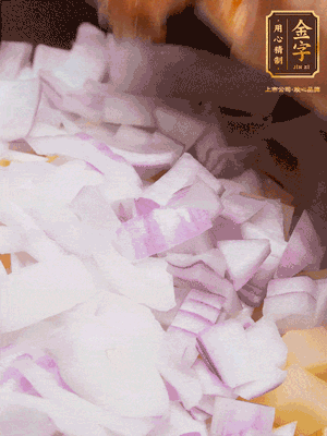 倒入洗干凈的大米、土豆丁、洋蔥碎、排骨、金字火腿xo醬、水