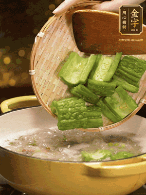 倒入熱水，和泡開的綠豆（連水）和火腿片，大火燒開燉一個(gè)小時(shí)