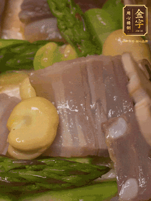 倒入熱水，燉煮10分鐘