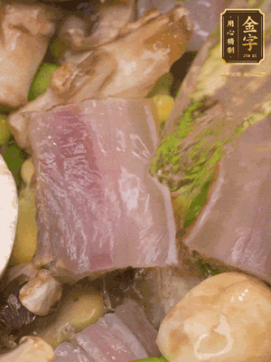 開(kāi)蓋，放入河蝦繼續(xù)燜煮5分鐘