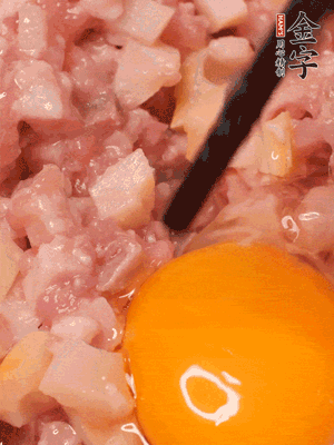 豬肉末、咸肉丁，分次加蔥姜水，一勺糖、一丟白胡椒，春筍丁，打入一個雞蛋