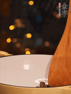 鍋中放入油，倒入醬油肉煸出油脂香味