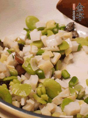 倒入蠶豆、春筍翻炒