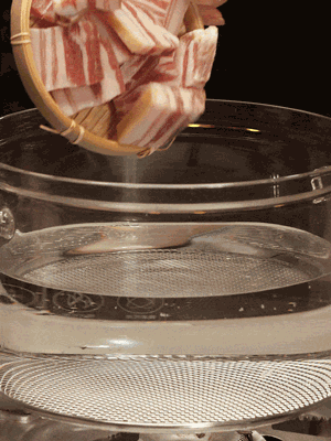 排骨、咸肉，一起下入鍋中，加入蔥，姜，料酒，倒入清水焯水清洗干凈