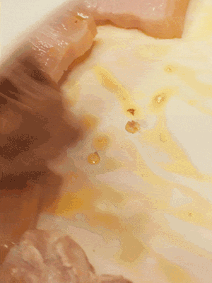 另起一鍋，將咸肉、鮮肉 翻炒出香味