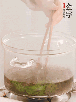 香椿焯水，變色后撈出，切成小段