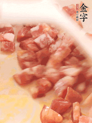 香腸炒出油脂，加入蠶豆煸炒