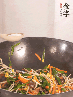 炒合菜：金字醬油肉、綠豆芽、韭菜