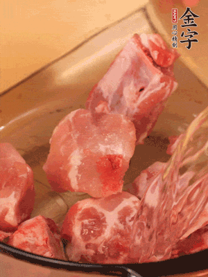 排骨冷水下鍋，加料酒、姜片，煮開綽水