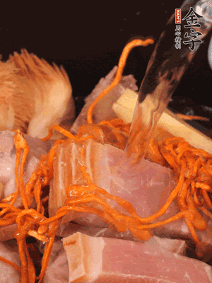 將所有食材一起倒進鍋中，加水沒過食材，燉煮30分鐘即可