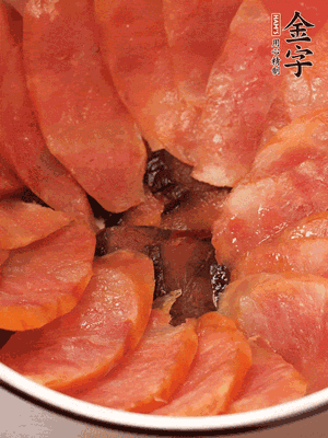 深碗涂抹豬油，頂端鋪枸杞，間隔鋪上香腸、醬油肉片