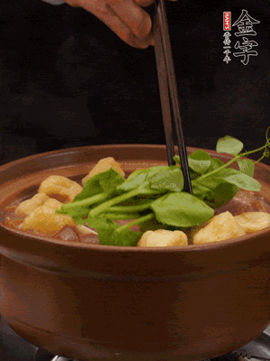 加筒骨煲的經(jīng)典配菜：金字土香腸、油豆腐、千張蓋上蓋子燜一會(huì)兒，耐心等候10分鐘。