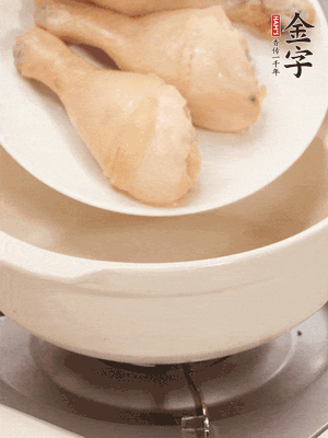 雞腿、火腿、干貝、蒜頭放入砂鍋內(nèi)燉1小時(shí)