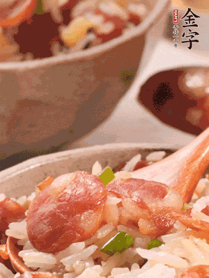 開蓋后，沿鍋邊淋2大勺花生油，大火烤出鍋巴。輕輕翻拌一下，撒點蔥花。