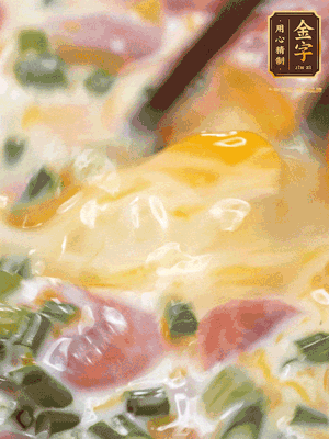 三個全蛋中加適量牛奶、鹽、黑胡椒粉、臘腸、蔥花攪拌均勻