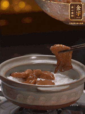 鋪上牛肉，鍋邊淋油在燜5分鐘