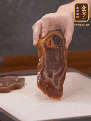 處理節(jié)瓜，刮掉表層的皮和毛，洗凈后去掉瓜蒂，切大塊