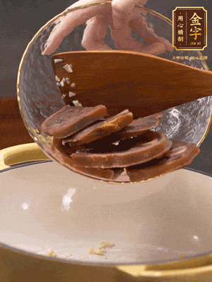 熱油爆香蒜粒、姜粒，加火腿蹄片煸炒一下